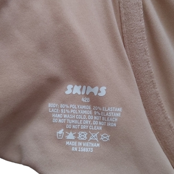 SKIMS Fits Everybody Unlined Lace Scoop Bra - Picture 8 of 14